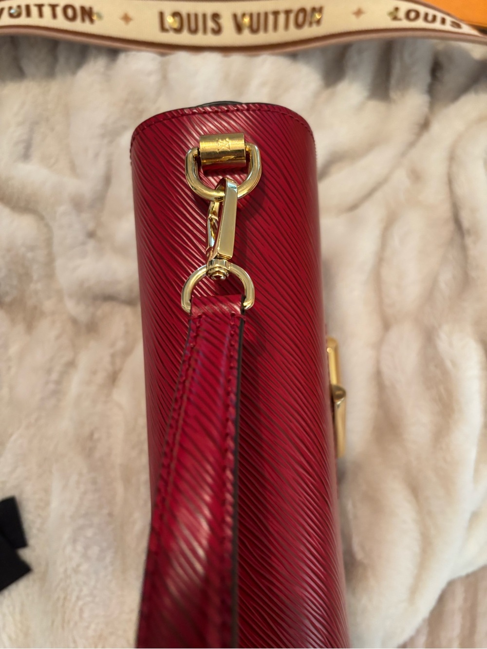 Louis Vuitton Red Epi Leather Twist Crossbody MM - Picture 9 of 14